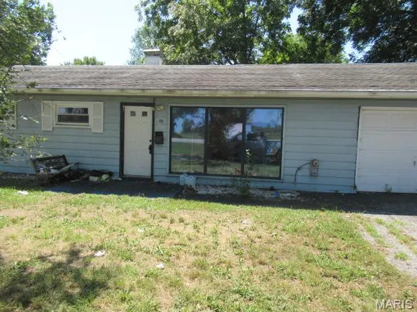 19 Hanover Ln, Cahokia, IL 62206
