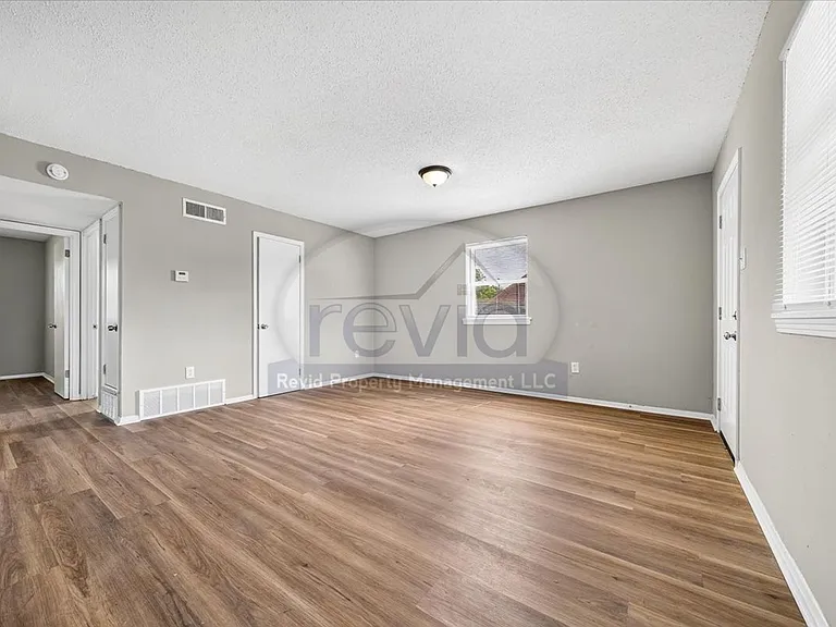708 Hastings — Photo 41