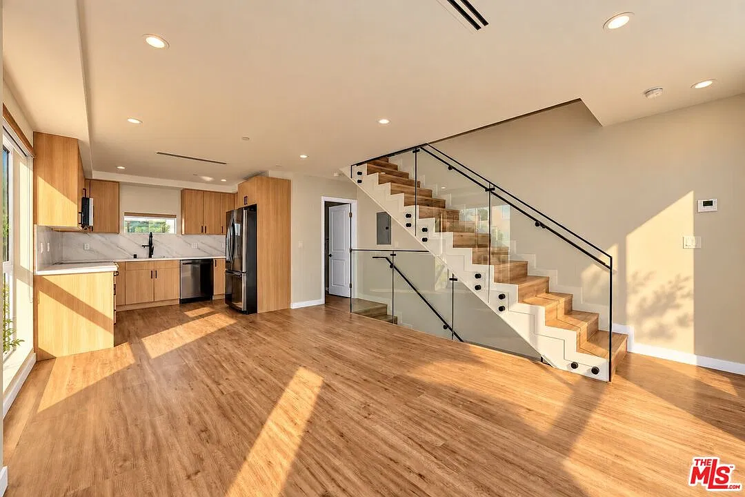 4 bed, 4.0 bath, 1543 sqft, $5,495 — Photo 2