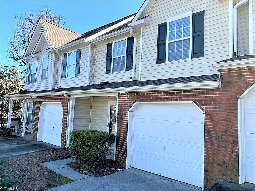 2 bed, 2.5 bath, 1307 sqft, $1,600 — Photo 1