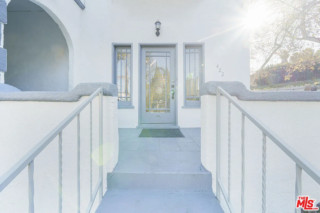 3 bed, 2.0 bath, 1030 sqft, $3,600 — Photo 4