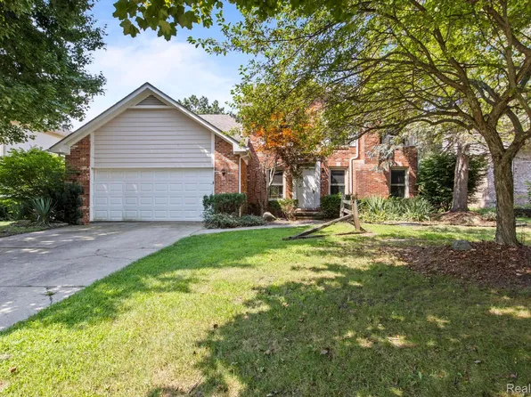 1709 Weyhill Dr, Wixom, MI 48393