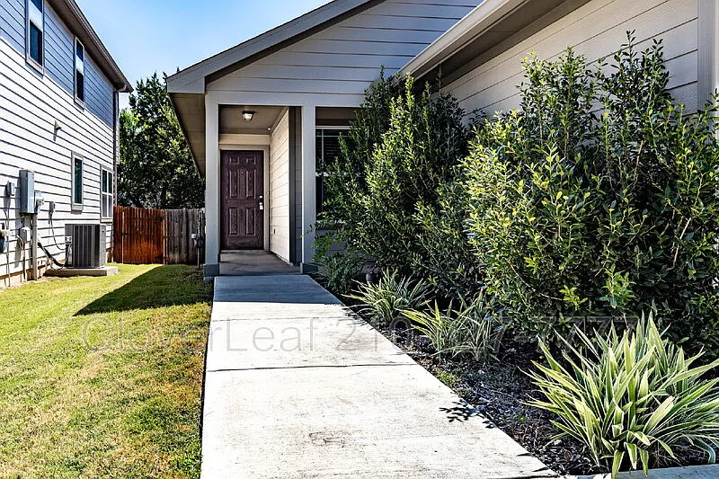 3 bed, 2.0 bath, 1300 sqft, $1,820 — Photo 4