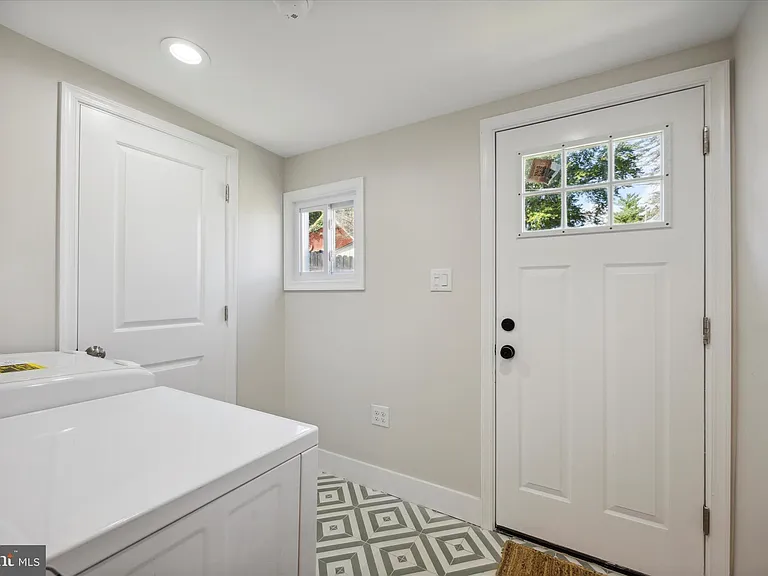 704 S Adams St — Photo 9
