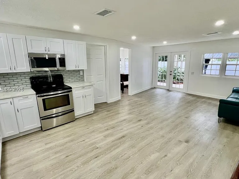 48 SW 14th St — Photo 1