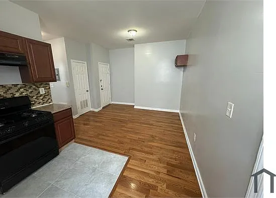 81 Smith St #2R — Photo 2
