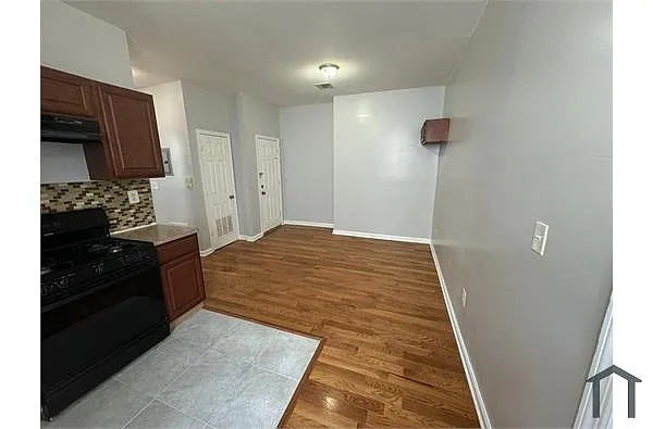 Building Photo - 81 Smith St #2R