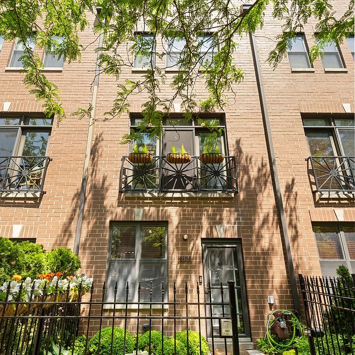 1st image of 2814 W Dickens Ave