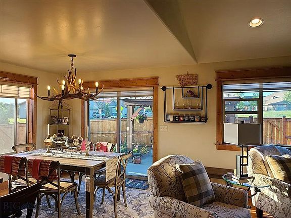 Eating area off of kitchen and living room
