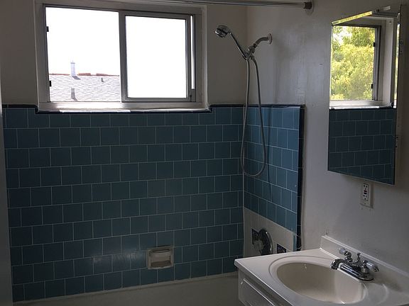5th image of 4419-4421 Winona Ave #4421C