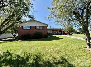 1026 Garden St SE, Lenoir, NC 28645