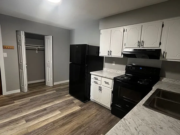 Parkway Apartments — Photo 20