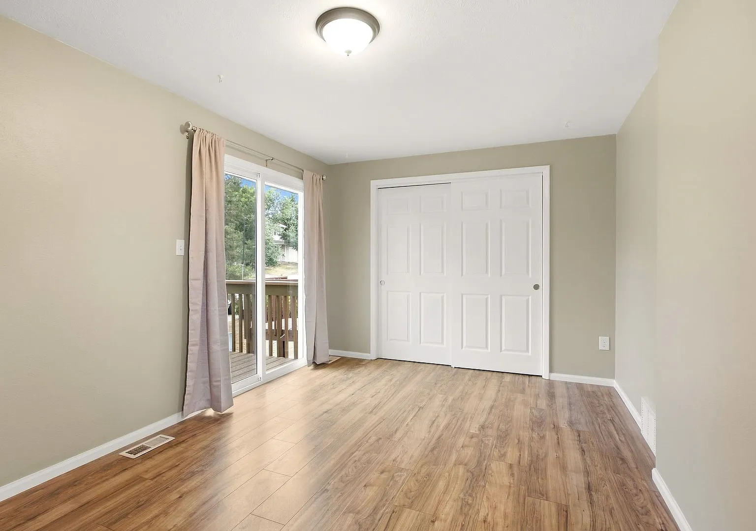 3-Bed 2-Bath Townhome In Central Lafayette. New Paint & New Flooring. Remodelled Bath. Private Deck. — Photo 3