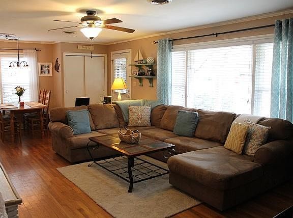 411 SS Living Room 1