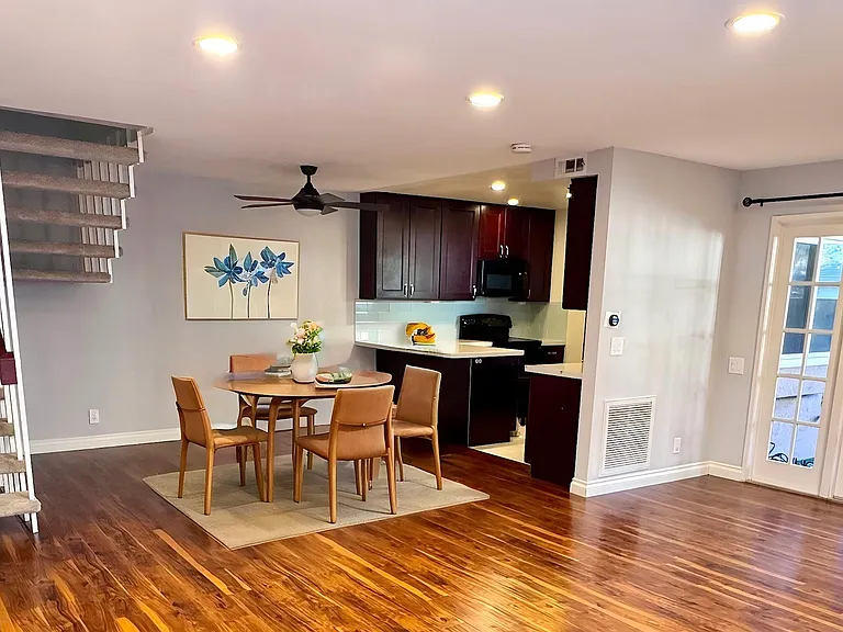Dining area (virtually staged)