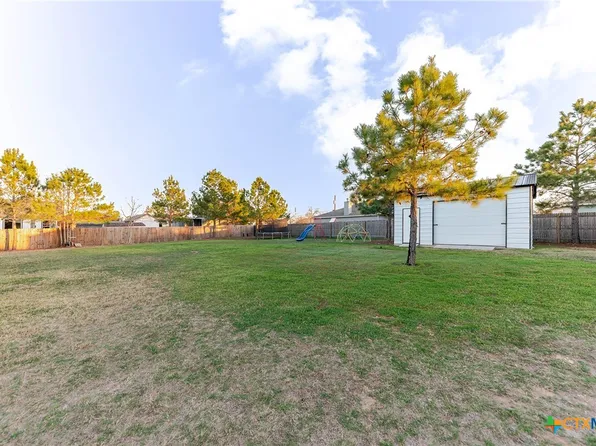 111 Tree Top Ln, Smithville, TX 78957