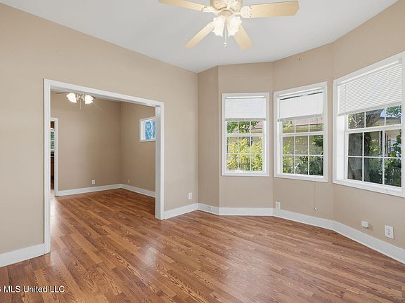 5th image of 372 Reynoir St