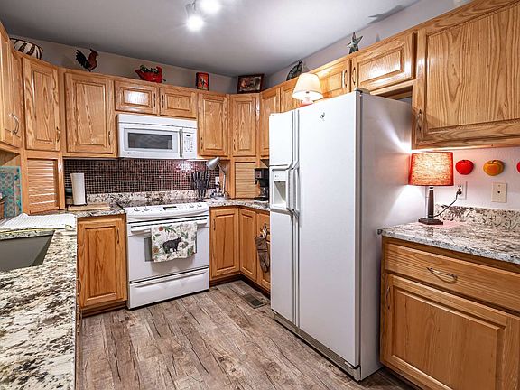 3rd image of 138 Laurel Cir