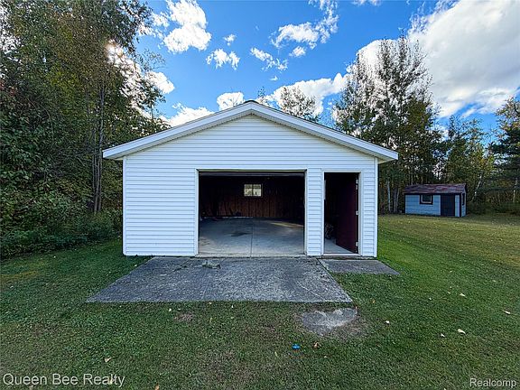 4th image of 3081 N Lakeshore Rd