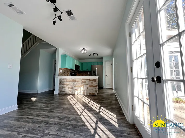 1059 Windmill Dr — Photo 3