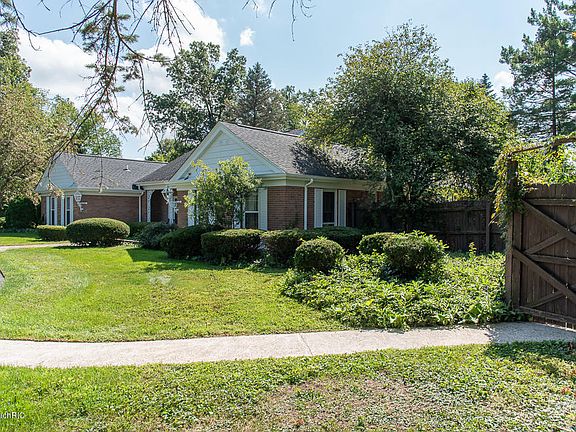 2nd image of 33 Lakeside Dr