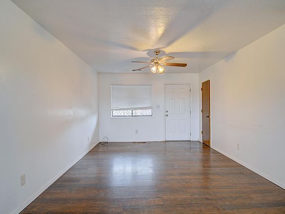 3rd image of 823 La Luz Dr