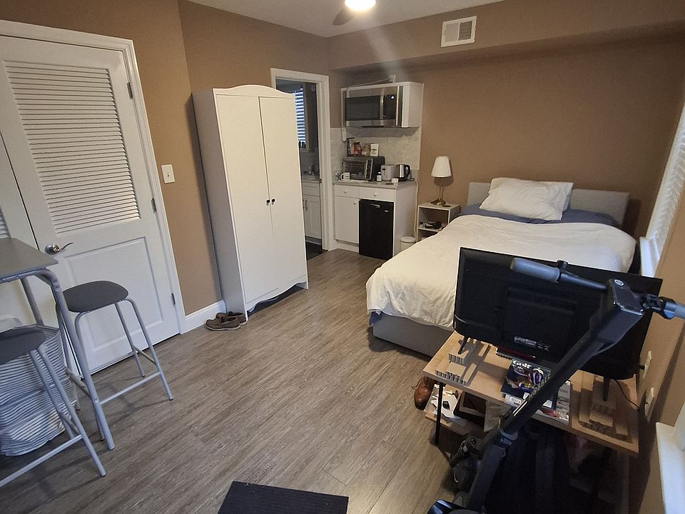 1st image of 257 Halladay St #1