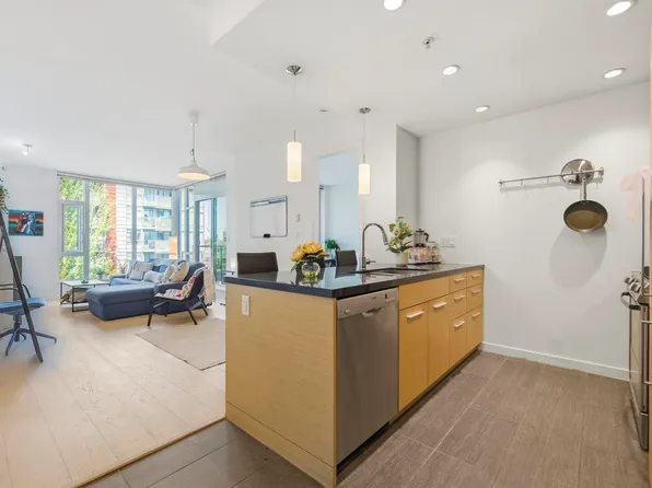 2528 Maple St #403, Vancouver, BC V6J 0B5