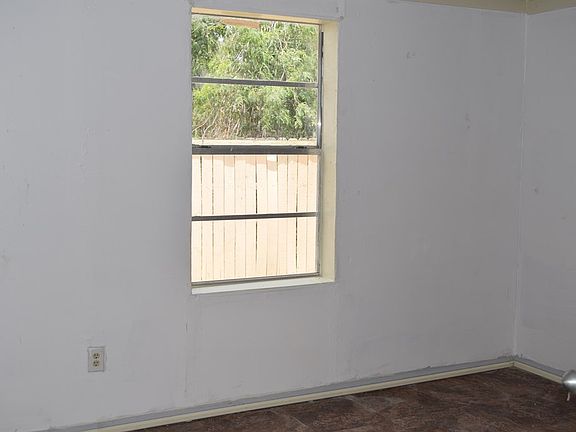 4th image of 717 E Avenue F #E