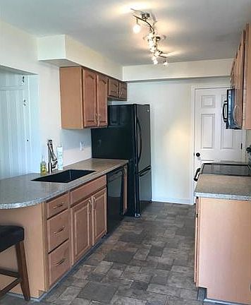 3rd image of 868 Danforth St