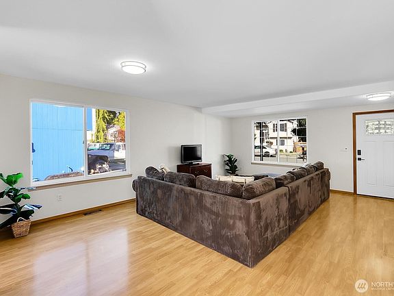 5th image of 4822 106th Street NE