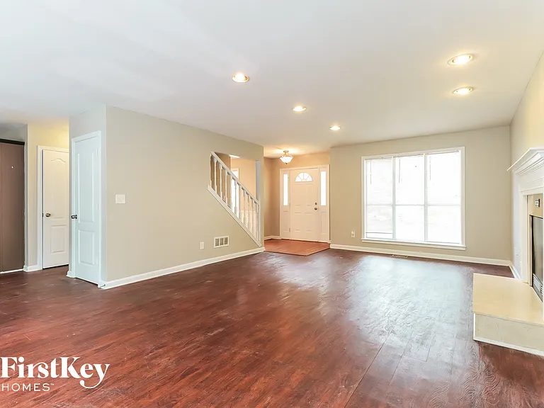 230 Saint Charles Ave — Photo 3