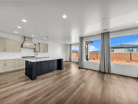 4th image of 3525 E Red Pine Way