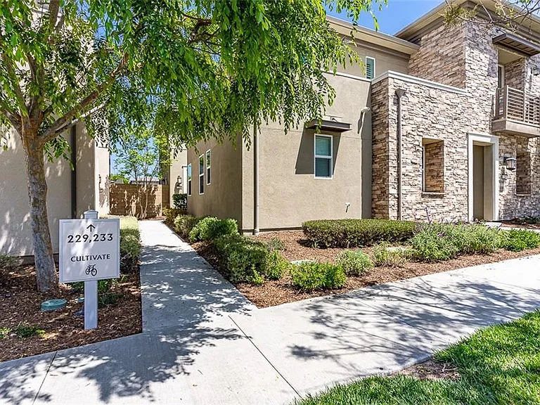 233 Cultivate — Photo 1