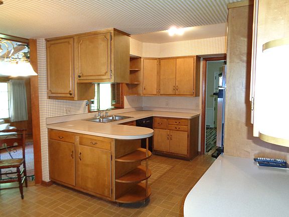 3rd image of 9215 Beechwood Dr