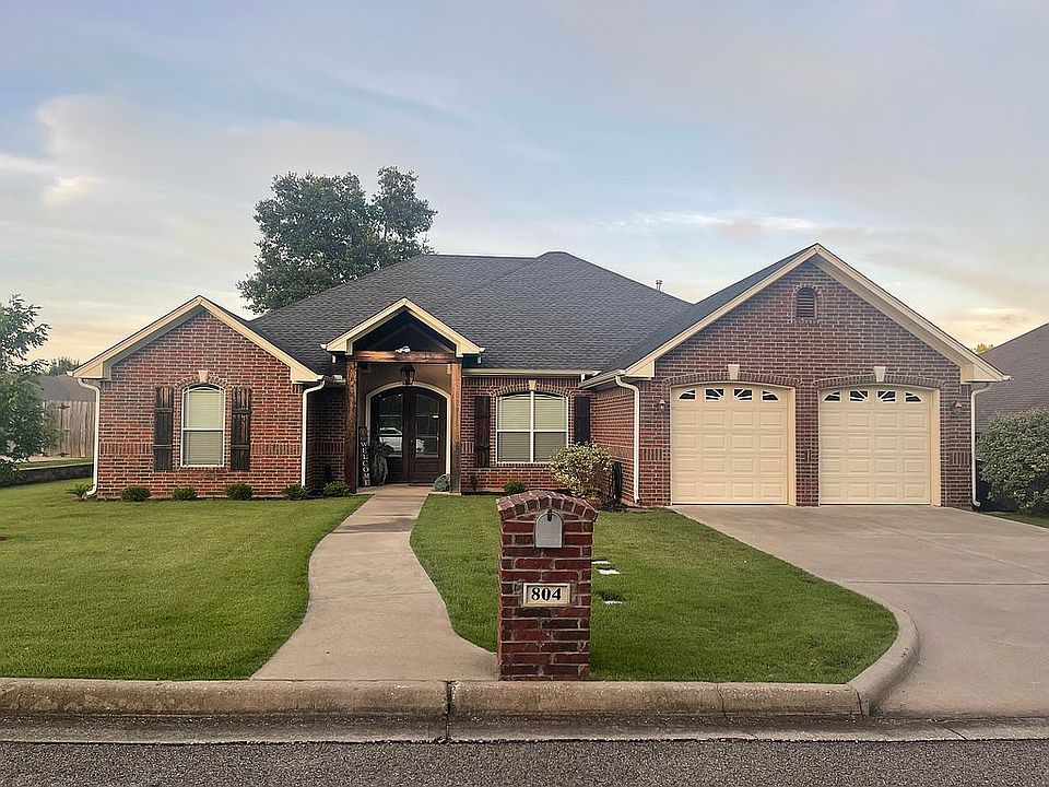 1st image of 804 Woodridge Cir
