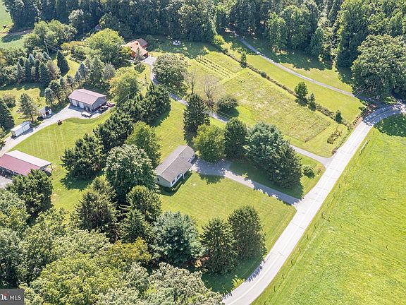 3rd image of 224 Naftzingertown Rd