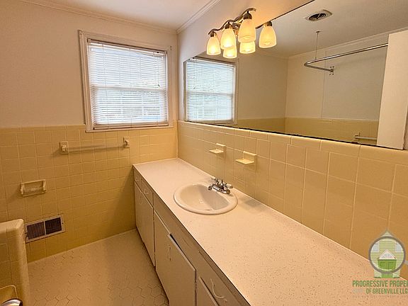 5th image of 106 Princeton Ave