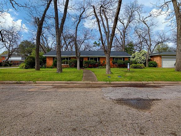 3rd image of 1609 W Lovers Ln