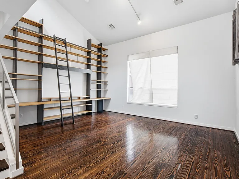 2934 Commerce St — Photo 34