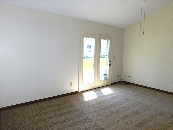 4th image of 220 Parkway Blvd Unit 14
