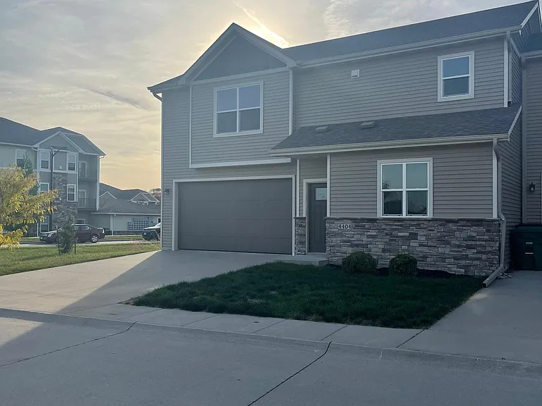 4404 NE Crestmoor Ln — Photo 2