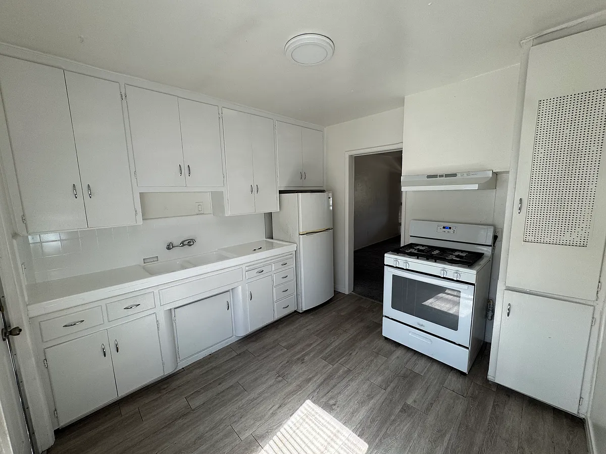 Building Photo - 4220 Noyes St #5