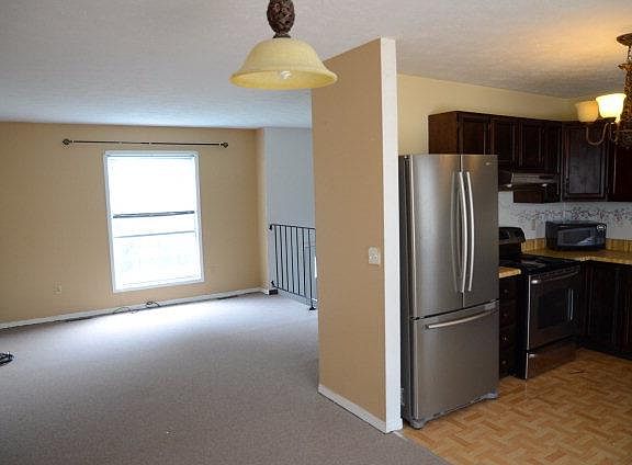 3rd image of 419 Blue Grass Dr