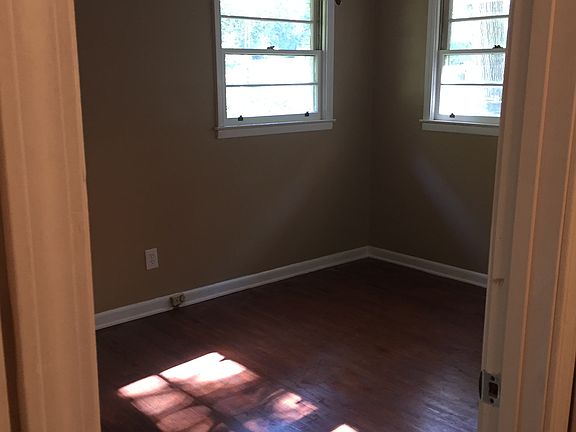 4th image of 4017 English Oak Dr
