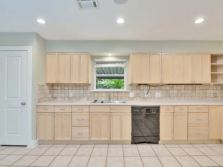 2303 Southern Oaks Dr — Photo 5