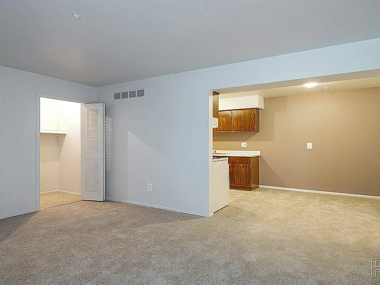 Pointe West Apartments — Photo 7