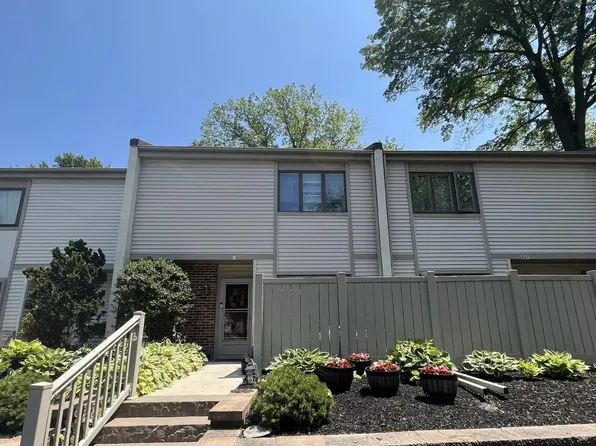 68 Twin Brooks Dr, Willow Grove, PA 19090