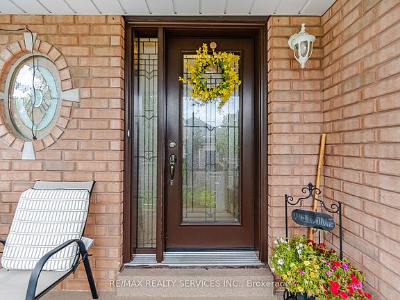 4th image of 92 Farthingale Cres