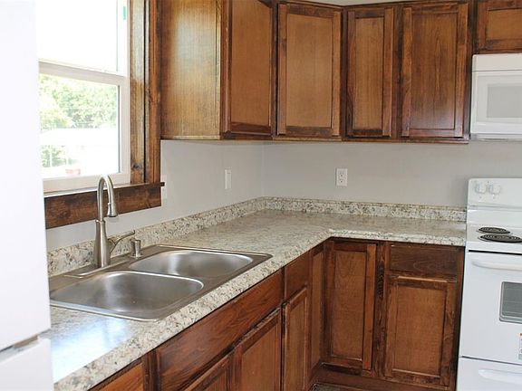 3rd image of 124 Morris Ln